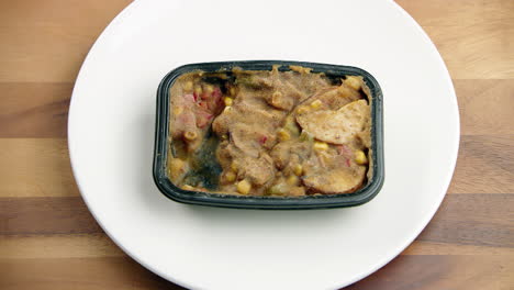 Tiefkühlkost-Salat-Gesunde-Mahlzeit-Nachos-Auf-Einer-Weißen-Tellerplatte-Zum-Abendessen