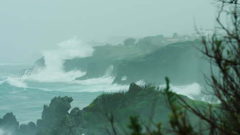 Atemberaubende,-Dramatische-Und-Schöne-Aufnahmen-Von-Faials-Küste,-Die-Vom-Atlantik-Getroffen-Wird