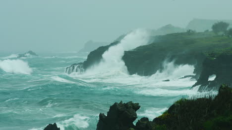 Impresionantes-Imágenes-Tormentosas-De-Una-Costa-De-Las-Azores-Siendo-Golpeada-Por-El-Océano