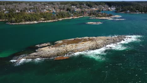 An-Einem-Windigen-Frühlingstag-An-Einer-Kleinen,-Kargen-Felseninsel-Vor-Der-Küste-Von-Maine-Vorbeifliegen