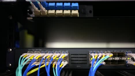 Lichter-Blinken-Auf-Der-Rückseite-Eines-Servers,-Der-Mit-Angeschlossenen-Ethernet-Kabeln-Gefüllt-Ist