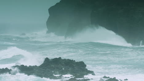 Atemberaubende,-Epische-Filmaufnahmen-Des-Ozeans,-Der-Auf-Die-Azoreninseln-Trifft