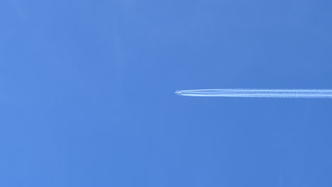 Airplane-Contrail-in-Clear-Blue-Sky,-Right-to-Left-Across-Frame