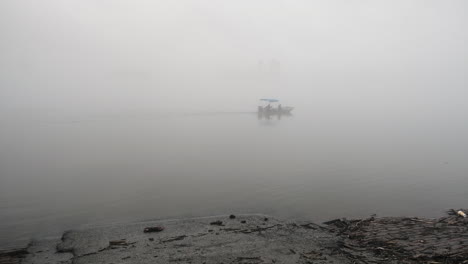 Zwei-Menschen,-Die-In-Einem-Boot-Angeln,-Treiben-Langsam-Durch-Den-Nebel-Auf-Dem-Mississippi