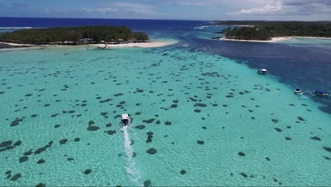 Extravagante-Insel-Mauritius-Mit-Einem-Touristischen-Schnellboot,-Das-Auf-Dem-Kristallklaren-Wasser-Des-Korallenriffs-Segelt