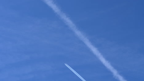 4k-Kondensstreifen-Flugbahn-Im-Klaren-Blauen-Himmel