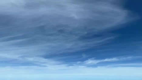Pocas-Nubes-Mezcladas-En-Un-Cielo-Azul-Tomadas-De-Una-Cabina