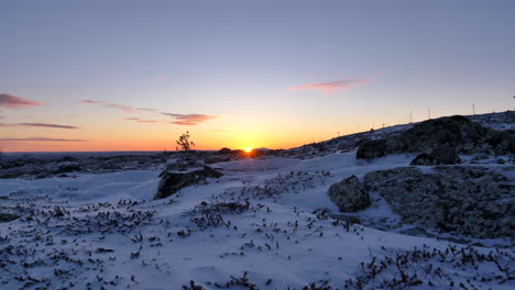 Polarkreis-Sonnenaufgang-In-Großer-Höhe.-Finnisch-Lappland