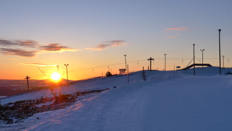Afeitadora-De-Nieve-Sunrise,-Estación-De-Esquí-Snowcat-Piste-Bashing