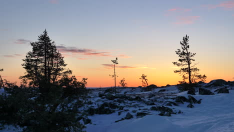 Klarer,-Kalter-Wintermorgen,-Sonnenaufgang-über-Schneebedeckten-Bergen