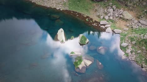 Fliegen-über-Einen-Wunderschönen-See-In-Den-Italienischen-Alpen