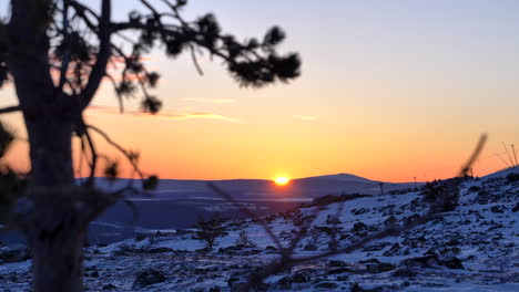 Schöner-Morgendlicher-Sonnenaufgang-über-Finnisch-Lappland,-Goldene-Stunde