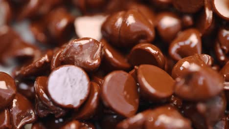 Pila-De-Chispas-De-Chocolate-Semidulce-Oscuras-Derretidas-Calientes-Que-Brillan-En-Macro-De-Luz-De-Cerca-4k-De-Barrido-De-Luz-Y-Panorámica-A-La-Derecha