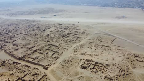 Drohnenaufnahmen-Drehen-Sich-Hoch-über-Der-Archäologischen-Stätte-„Cajamarquilla“-In-Lima,-Peru