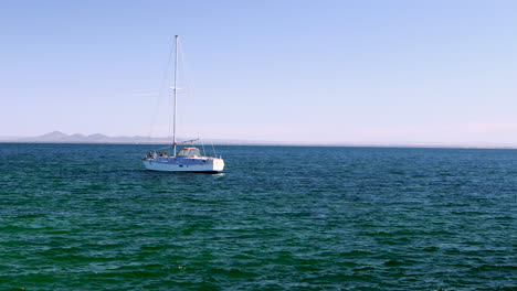 Ein-Weißes-Boot-Mitten-Im-Meer