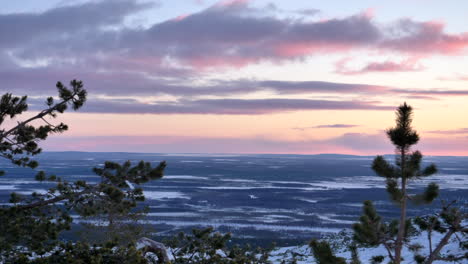 Sonnenaufgang-über-Der-Flachen-Arktischen-Tundra,-Finnisch-Lappland