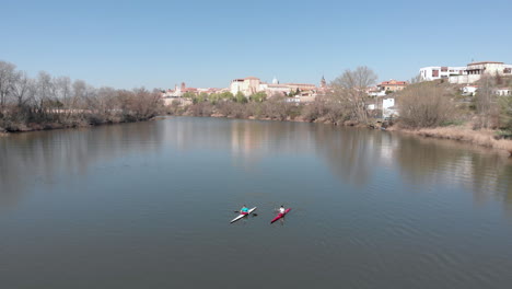 Con-El-Kayak-Río-Abajo