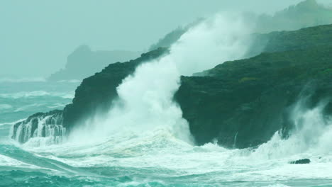 Atemberaubende-Stürmische-Aufnahmen-Einer-Azoreanischen-Küste,-Die-Vom-Ozean-Gepeitscht-Wird