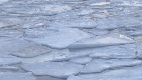 Arktisches-Nordnorwegen,-Große-Stücke-Schmelzenden-Eises,-Die-Auf-Einer-Meeresoberfläche-Schwimmen,-Schöne-Naturaufnahmen-Von-Langer-Dauer