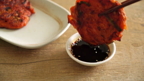Panqueque-De-Kimchi-Coreano-O-Kimchijeon---Huevo-Mixto-Frito,-Kimchi-Y-Harina---Estilo-De-Comida-Tradicional-Coreana