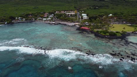 4k-Filmische-Drohnen-Zoom-Out-Aufnahme-Von-Tiefblauem-Wasser-Und-Wellen,-Die-Am-Strand-Von-Kahalu&#39;u-Black-Sand-Beach-In-Kona-Auf-Hawaiis-Großer-Insel-Zusammenbrechen