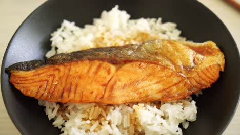 Gegrillter-Lachs-Mit-Sojasoße-Reisschale---Japanisches-Essen