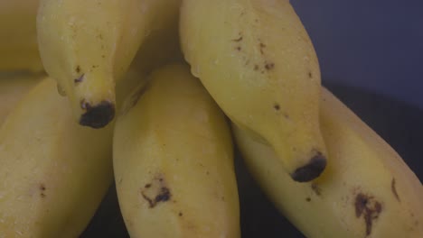 El-Agua-Se-Empaña-En-Un-Manojo-De-Plátanos-Que-Giran-En-Exhibición
