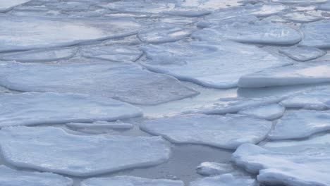 Arktischer-Nordnorwegen-Winter,-Große-Stücke-Schmelzenden-Eises,-Die-Auf-Einer-Meeresoberfläche-Schwimmen,-Schöne-Naturaufnahmen-Von-Langer-Dauer