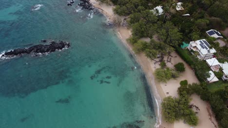 4K-Filmische-Drohnenaufnahme-Von-Kristallklarem-Blauem-Wasser-Und-Lavafelsen-Am-Strand-Von-Waileaa-Auf-Der-Großen-Insel-Hawaii