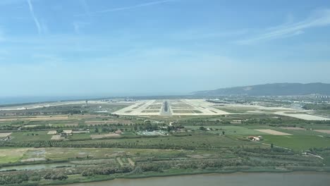 Vista-De-Cabina-Durante-La-Aproximación-Al-Aeropuerto-De-Barcelona-En-Una-Mañana-De-Primavera,-Luz-Del-Día