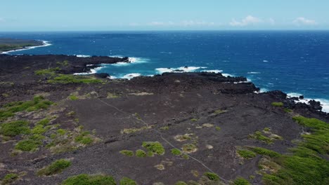 Filmische-Kran-drohnenaufnahme-Von-Tiefblauen-Meereswellen,-Die-Auf-Lavafelsen-In-Der-Nähe-Des-Vulkan-nationalparks-Auf-Der-Großen-Insel-Von-Hawaii-Krachen