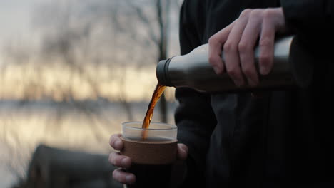 Nahaufnahme-Des-Gießens-Von-Kaffee-Draußen-In-Der-Natur-Mit-Blick-Auf-Den-Sonnenaufgang