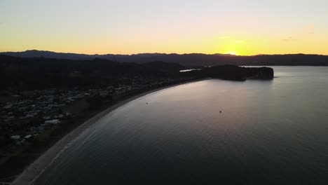 Sonnenuntergang-Entlang-Der-Küste-Von-Cooks-Beach-In-Neuseeland