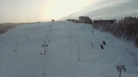 Luftdrohnen-Levi-Skigebiet,-Das-Sich-Mit-Gondeln-Und-Lodge-Bergauf-Bewegt