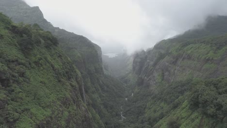 Una-Vista-Aérea-Cinematográfica-De-Drones-De-Una-Exuberante-Selva-Tropical-En-Las-Colinas-De-Los-Ghats-Occidentales-En-El-Bosque-Andharban-De-La-Región-De-Pimpir-En-Maharashtra,-Un-Popular-Destino-De-Senderismo-Para-Los-Turistas-Locales