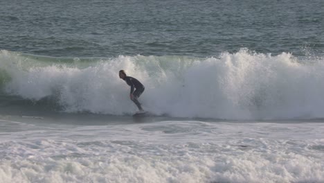 surfing-with-great-trimming-and-amazing-snap-on-the-end-in-Cascais,-Europe