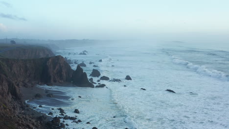 Weiße-Ozeanwellen,-Die-Entlang-Der-Schroffen-Klippen-Der-Bodega-Bay,-Kalifornien,-Brechen