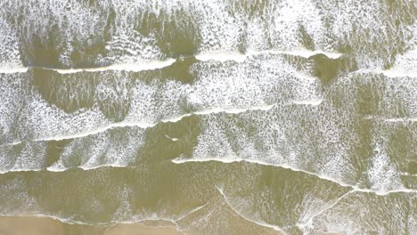 Wellen,-Strand,-Sand-Und-Wasserbewegung-An-Einem-Einsamen-Strand
