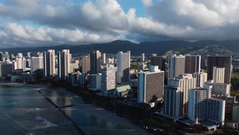 Toma-De-Drones-Cinematográficos-De-4k-En-El-Sentido-De-Las-Agujas-Del-Reloj-De-La-Playa-De-Waikiki-Y-Los-Hoteles-Detrás-De-Ella-Durante-El-Amanecer-En-Oahu
