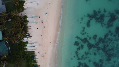 4K-Filmische-Overhead-Drohnenaufnahme-Des-Sandes,-Der-Kristallklares-Wasser-Und-Korallenriffe-Am-Lanikai-Strand-In-Oahu-Kontrastiert