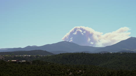 Enorme-Incendio-Forestal-Que-Se-Cierne-Sobre-Un-Pequeño-Pueblo-De-Montaña-En-Nuevo-México,-EE.UU.