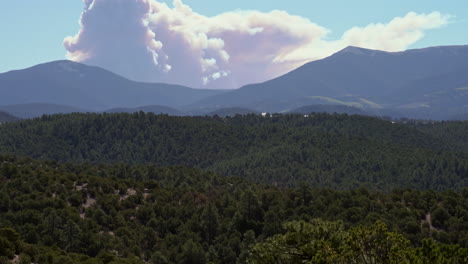Panorámica-Hasta-Calf-Canyon-Hermit&#39;s-Peak-Wildfire-Smoke,-Nuevo-México-2022