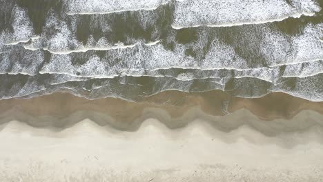 Wellen,-Strand,-Sand-Und-Wasserbewegung-An-Einem-Einsamen-Strand