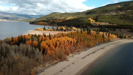 Luftaufnahme-Von-Zwei-Seen,-Colorado-Usa,-Wasserreservoir-Und-Farbenfroher-Landschaft-An-Einem-Sonnigen-Herbsttag,-Drohnenaufnahme