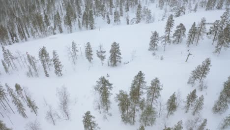Drone-Flyover-Foggy-Levi-South-Park-Ski-Resort-Con-Esquiadores-En-T-Bar,-Colinas-De-Finlandia