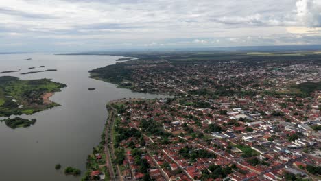 Luftaufnahme-Des-Flusses-Tocantins-In-Der-Stadt-Porto-Nacional-Tocantins,-Brasilien,-Amazonas
