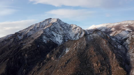 Drehende-Luftaufnahme-Von-Schneebedeckten-Berggipfeln-In-Der-Nähe-Von-Salt-Lake-City,-Utah