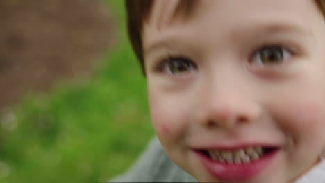 Ein-Kleiner-Junge-Spielt-Im-Garten-Und-Seine-Mutter-Nimmt-Seine-Videokamera-Mit