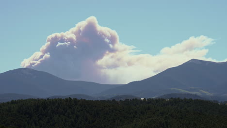 Humo-Del-Incendio-Forestal-Del-Pico-Del-Ermitaño-Del-Cañón-De-La-Pantorrilla-Sobre-Las-Montañas-En-Nuevo-México