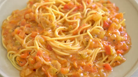 Pasta-Espagueti-Con-Salsa-Cremosa-De-Tomate-O-Salsa-Rosa